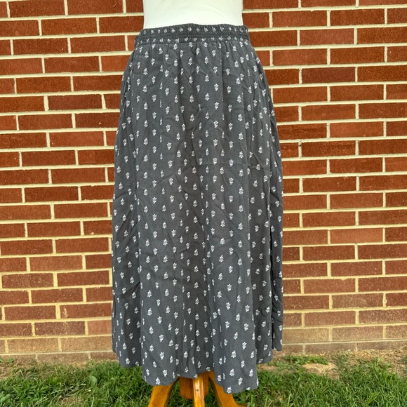Garnet Hill Crepe Silky Midi Maxi Long Skirt, Small, Gray, Small Floral Pockets - Picture 4 of 13
